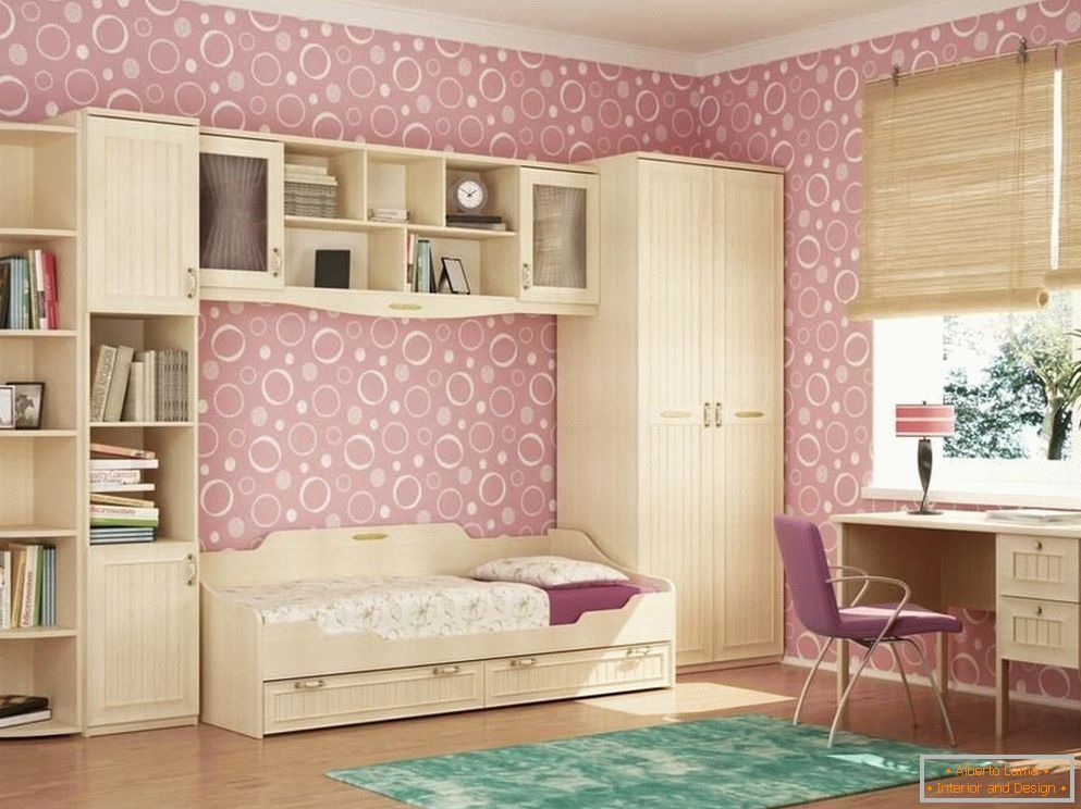 Dormitor spațios al unei fete