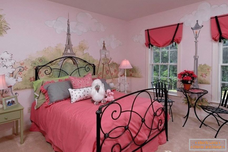 Dormitor pentru o fată cu ziduri pictate