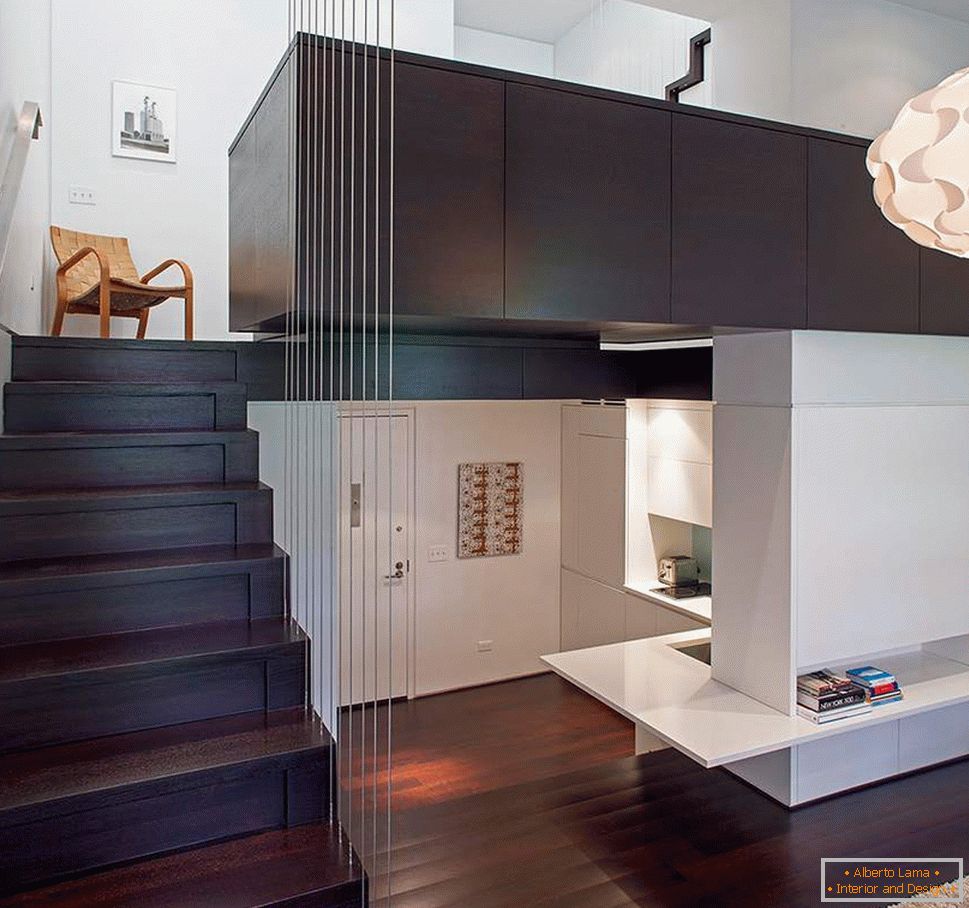 Combinația dintre lemn de culoare închisă și gresie albă pentru o cărămidă în interiorul unui apartament cu două nivele