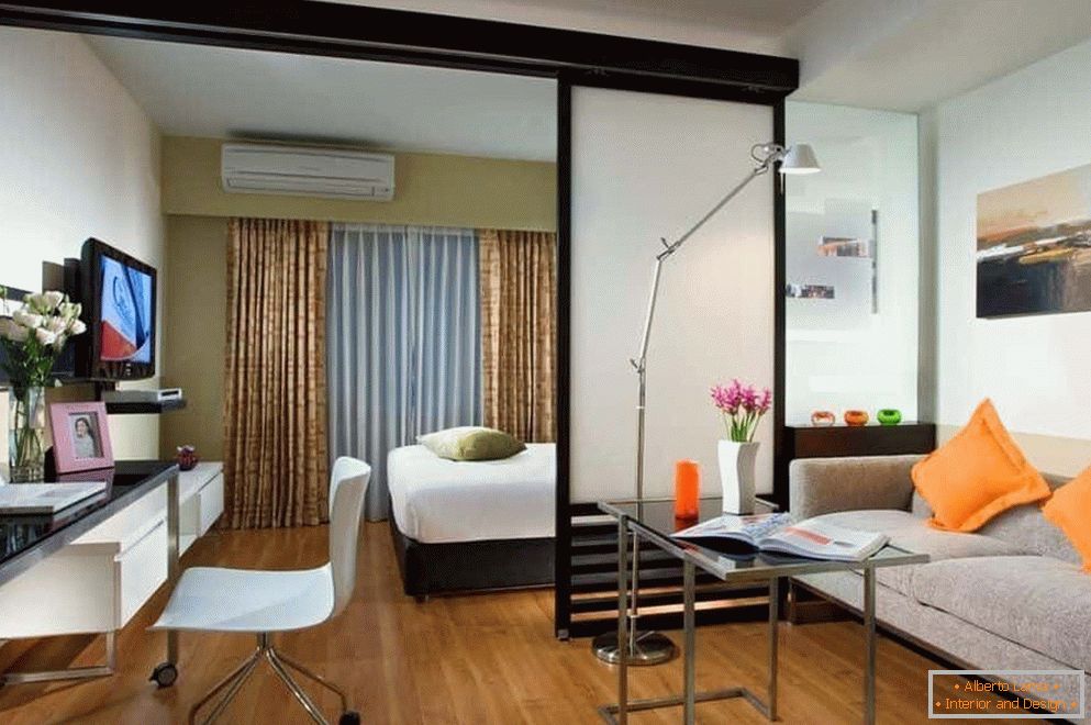 Dormitor și cameră de zi într-o cameră separată de o partiție semi-transparentă