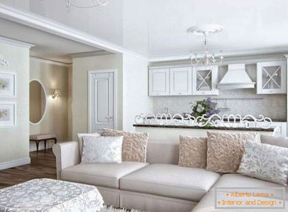 Designul clasic al camerei de zi într-o casă privată cu culoare albă