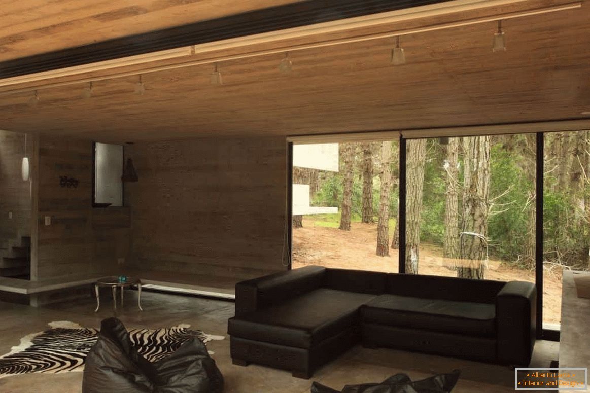Living cu o finisaj de lemn într-o casă din lemn cu o fereastră panoramică