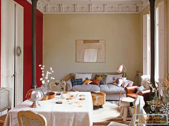 Cameră de zi elegantă în stilul de eclectism decorat cu perne drăguțe. Pentru decorarea Anului Nou al camerei, proprietarul casei a ales o molidă interesantă cu ornamente elegante.