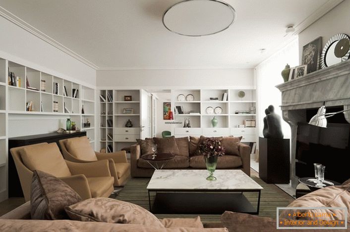 Pereții camerei și tavanul sunt făcuți în alb, ceea ce face ca livingul să fie mai spațios și mai luminos.