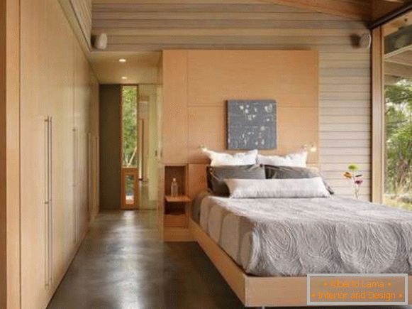 Interiorul unui dormitor într-o casă privată - fotografie cu ferestre mari