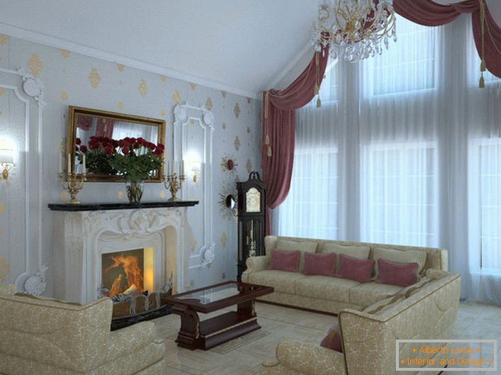 Cameră de oaspeți în stil art deco la podea. Șemineul ars din lemn în panoul de zăpadă albă cu stuc ornamentat arată atractiv, face atmosfera în cameră caldă și romantică.