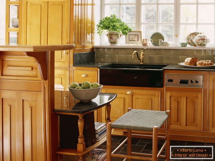 Pentru bucătării pătrată, este mai bine să alegeți un set de bucătărie din lemn în formă de L.