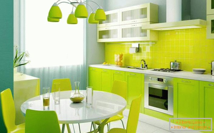 O nuanță proaspătă și bogată de verde este o alegere excelentă pentru decorarea unei bucătării mici.