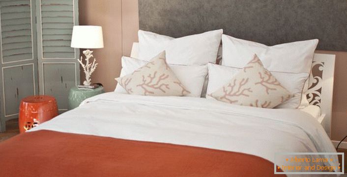 Exemplu de lămpi de noptieră selectate corect pentru un dormitor în stil mediteranean. 