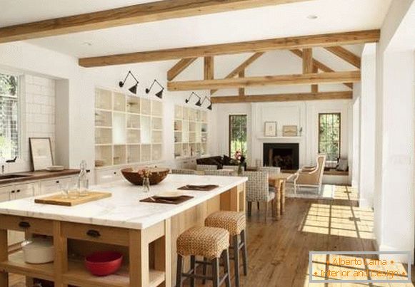 Design interior al unei case de țară - o fotografie a unei bucătării combinate cu o cameră de zi
