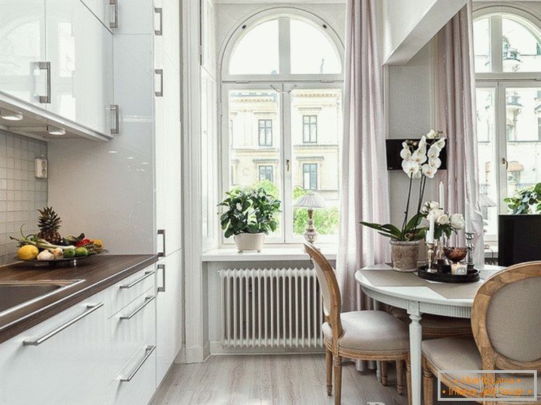 Bucătărie modernă într-un interior clasic