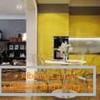 Bucătărie cu mobilier galben