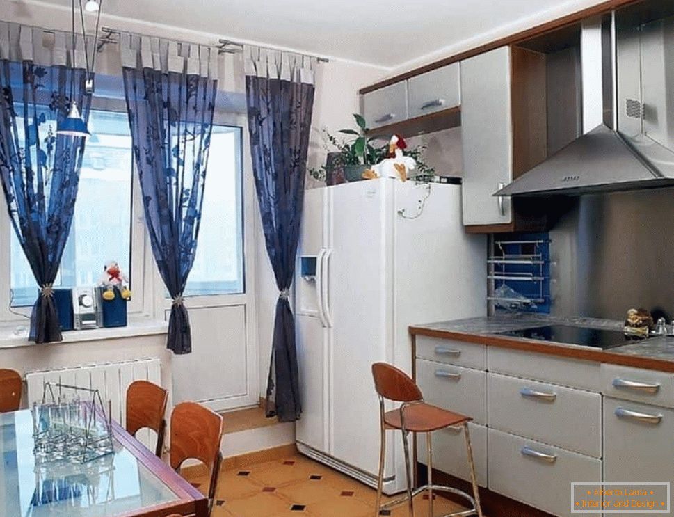 Bucătărie cu frigider cu două uși