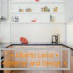 Combinația de mobilier alb și lemn în bucătărie