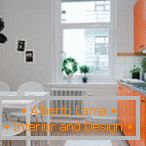Bucătărie albă cu mobilier portocaliu