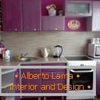 Bucătărie cu interior violet