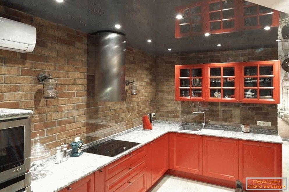 Bucătărie de colț roșie fără dulapuri superioare deasupra suprafeței de lucru