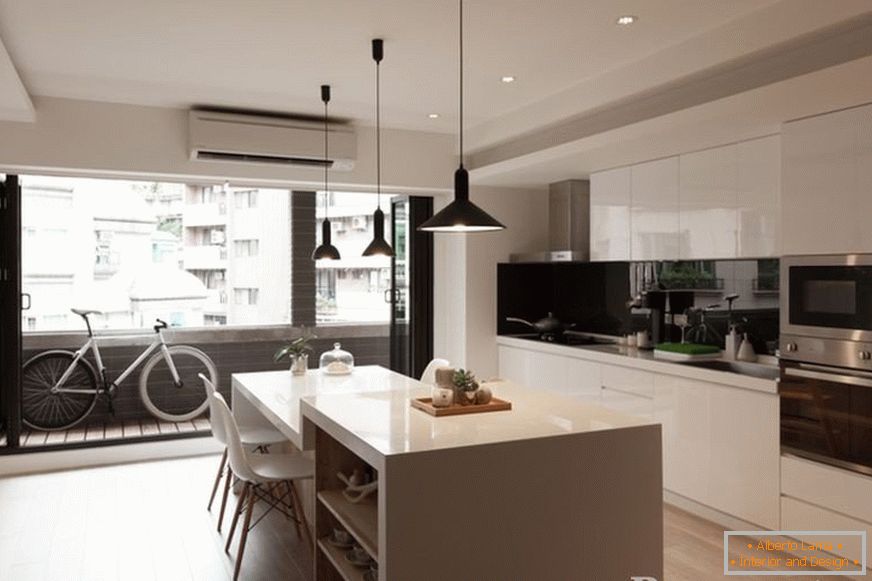 Interiorul bucătăriei moderne cu balcon