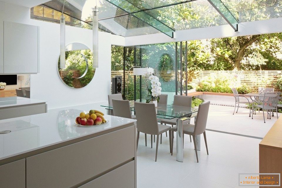 Bucătărie cu un tavan transparent în casa casei
