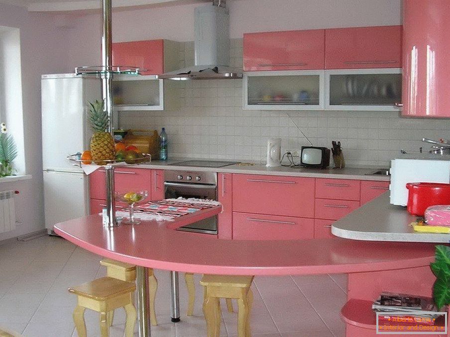 Bucătărie albă și roz