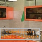 Cutia din bucătăria luminată, în culoarea zidurilor