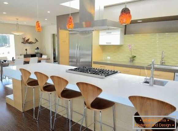 Design de bucătării moderne într-o casă privată - fotografie din sala de mese