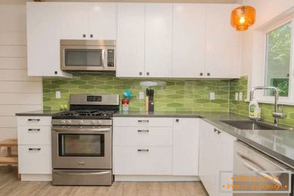 Design bucătărie colț într-o casă privată - o fotografie în alb și verde
