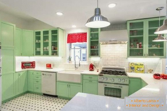 Bucătărie verde de colț într-o casă privată - design modern pe fotografie