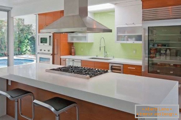 Design de bucătării moderne într-o casă privată - o insulă cu un contor de baruri