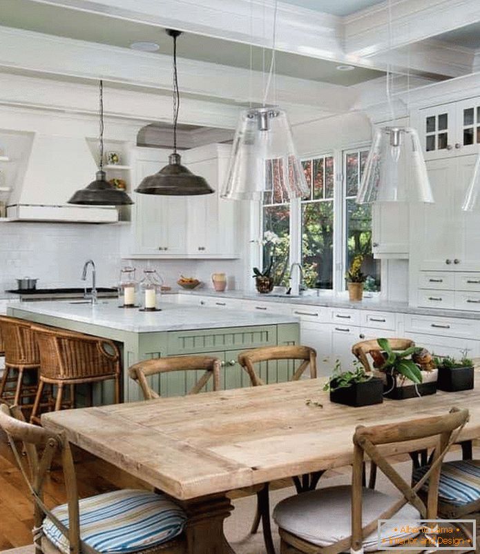 Bucătărie albă cu mobilier din lemn