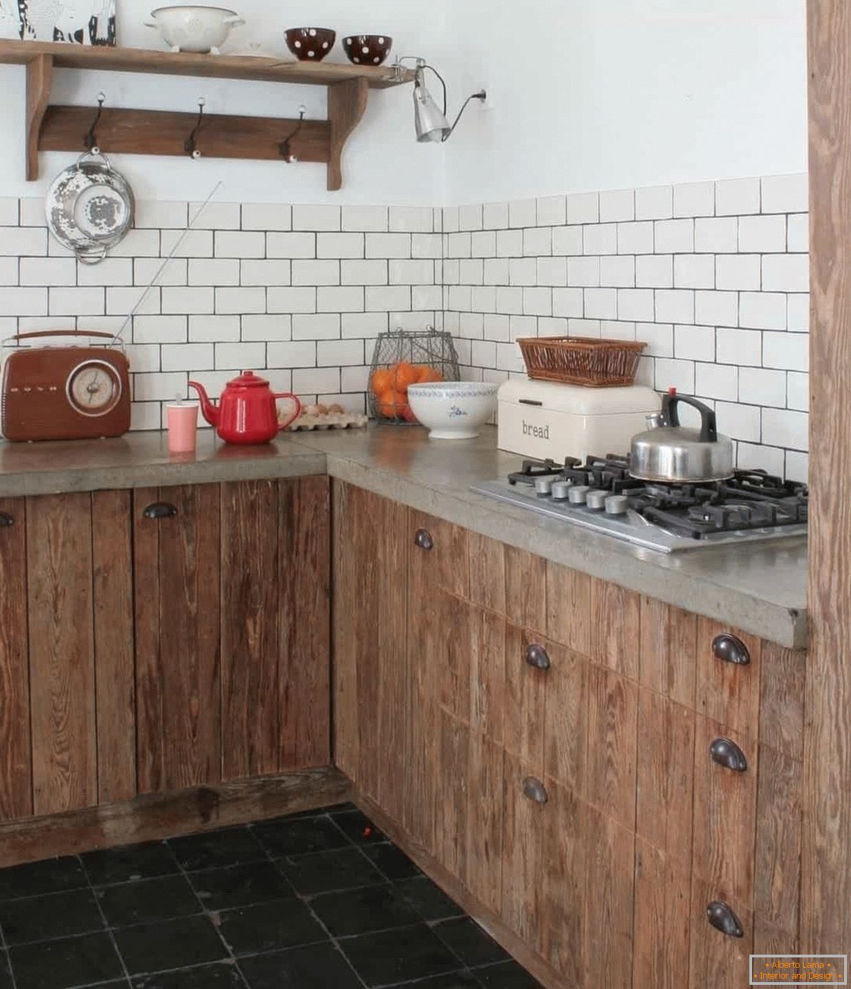Bucătărie stil rustic с искусственно состаренными фасадами