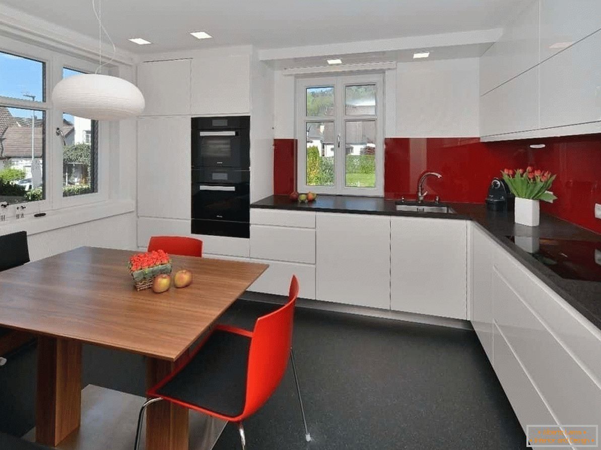 Tavanul mat alb va extinde spațiul bucătăriilor mici în stilul high-tech
