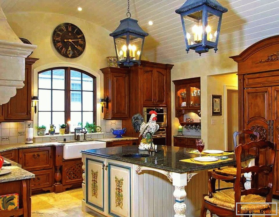 Culorile luminoase din interiorul bucătăriei în stilul țării