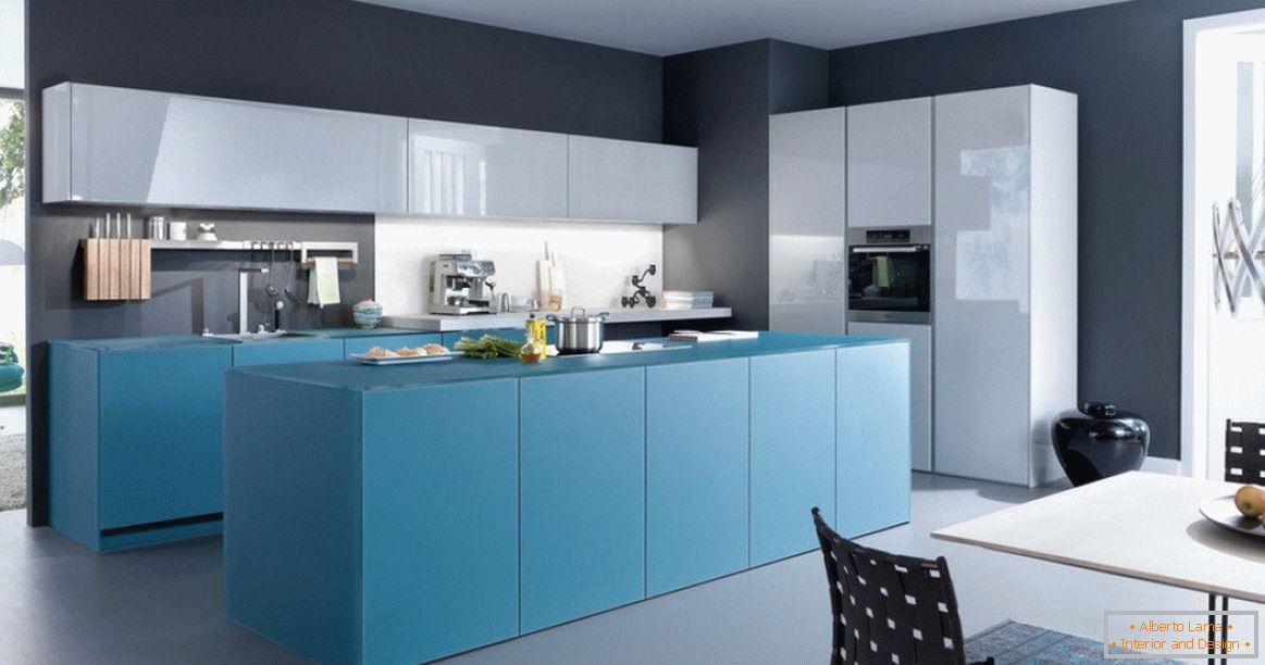 Bucătărie albastră în stil minimalist