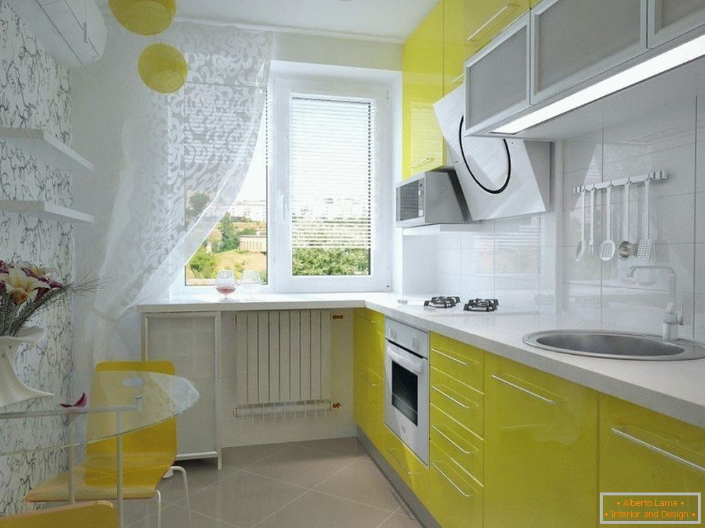 Bucătărie interioară în culoare albă și galbenă
