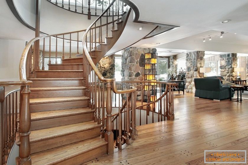 O scară simplă clasică într-o casă mare