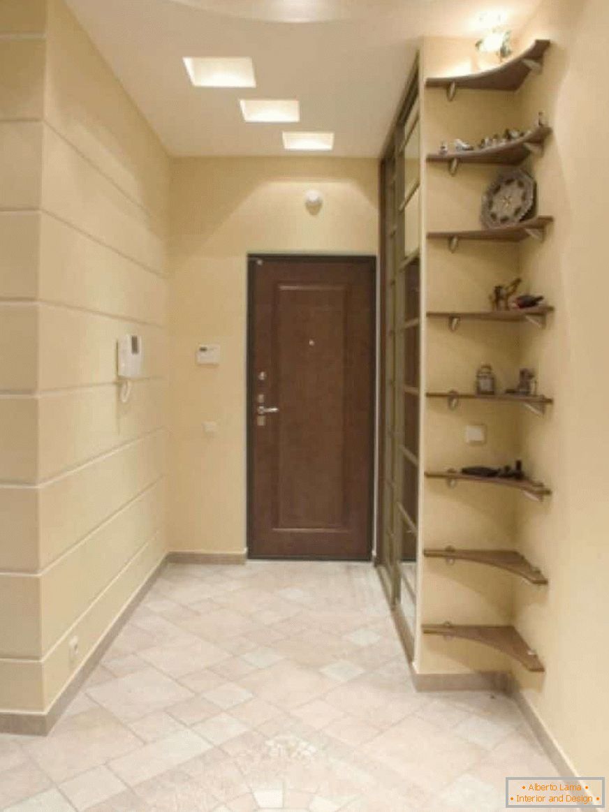 Un coridor mic în apartament cu dulap