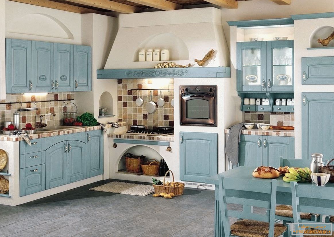 Fatade albastre într-o bucătărie albă
