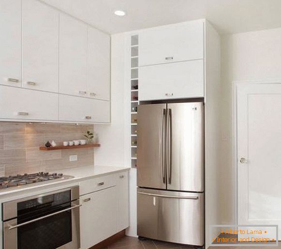 designul unei bucătării mici cu un frigider, fotografia 33