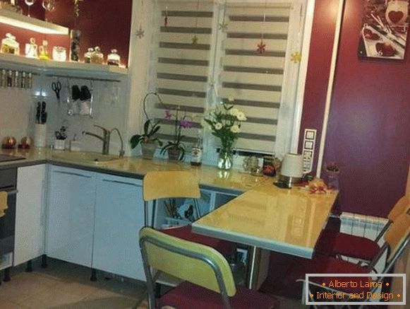 Bucătărie cu un bar în proiectarea unui mic apartament în Hrușciov