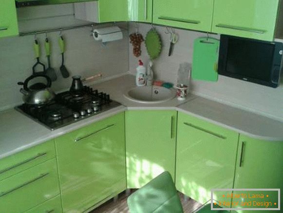Interior de bucătărie verde în proiectarea unui mic apartament de 30 mp