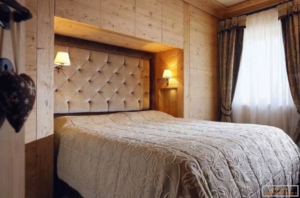 Dormitor într-o nișă de dulapuri din lemn