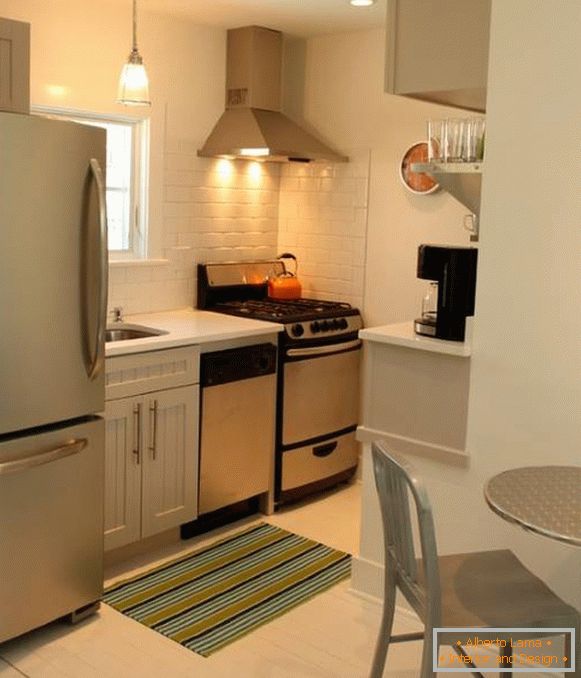 Design modern al unei bucătării mici cu un frigider în fotografie