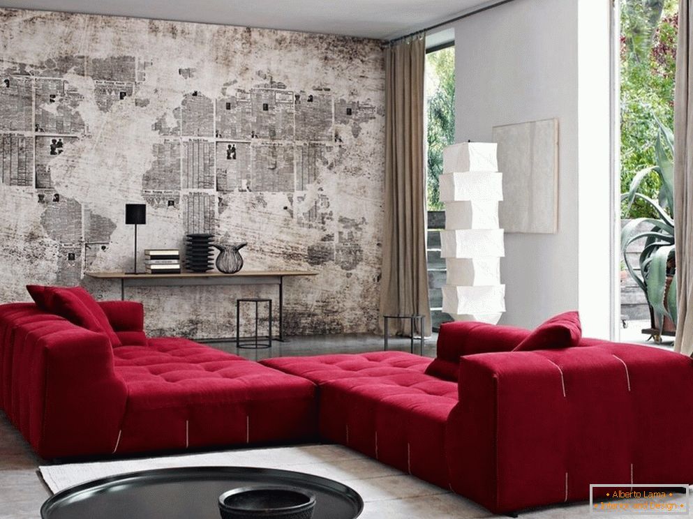 Canapea roșie în camera de zi