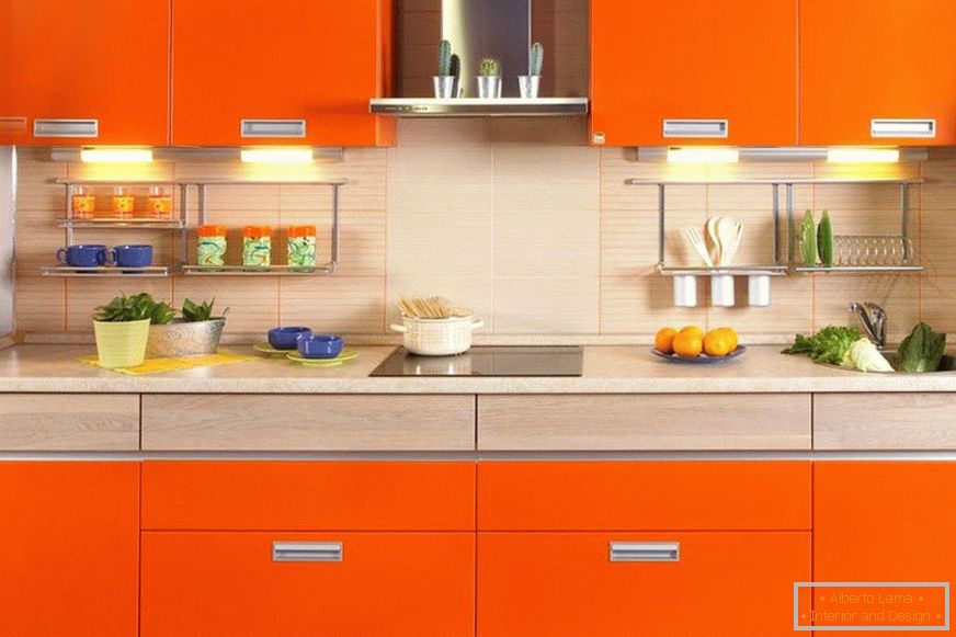 Decorul bucătăriei portocalii din apartament