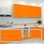 Bucătărie cu bucătărie în culoarea portocalie