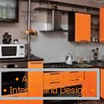 Bucătărie elegantă în culori negre și portocalii