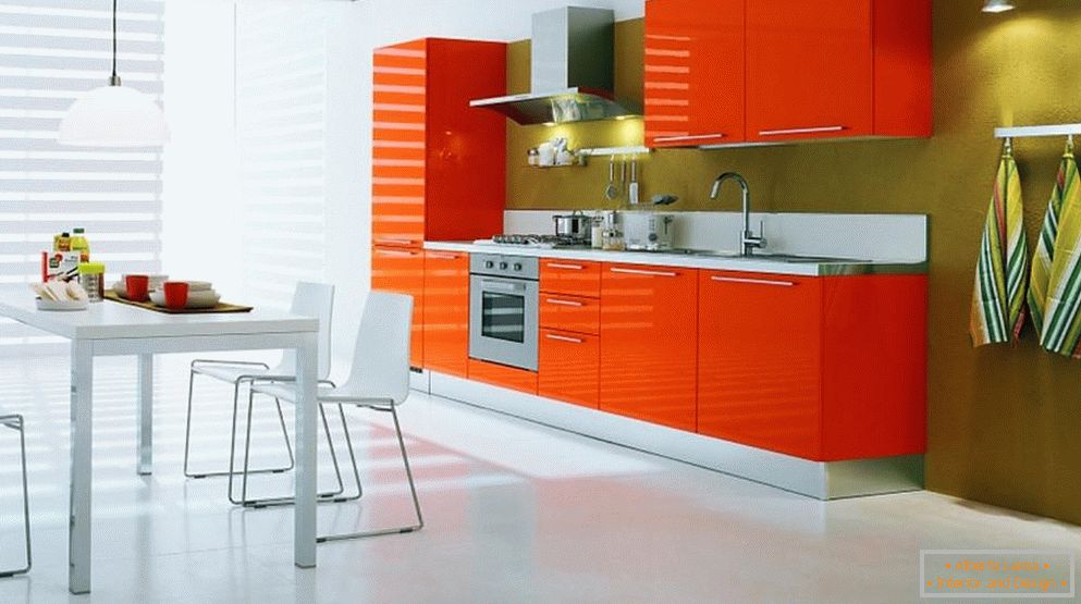 Podele alb și mobilier portocaliu în bucătărie