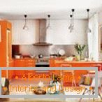 Bucătărie-cameră de zi în tonuri portocalii
