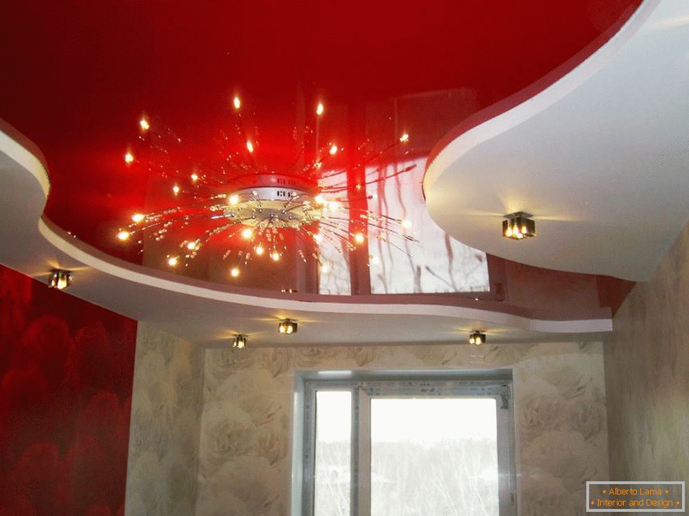 Culoarea roșie în designul tavanului